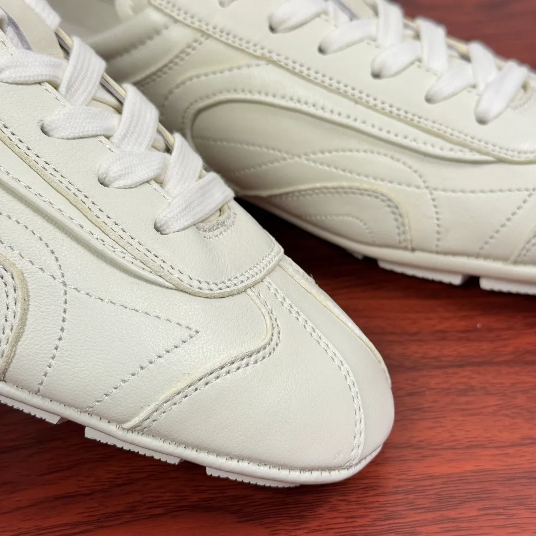 Batch 780 Prada/Prada Montecarlo Re-Edition 2005 Nappa sheepskin/nubuck leather sneakers, men's men's men's shoes for easy shipping! Featuring an antique finish, these sneakers combine style and comfort in a sophisticated and innovative design. The silhouette inspired by driving shoes is soft and flexible, and the deconstructed sole gives it a lightweight look and smooth aesthetic. Prominent top stitching enhances the sporty soul of this hybrid sneaker. It is paired with a lightweight and flexible rubber sole, a visible convex sole pattern embellishment, and a wrapped insole. The whole package! Size: 39-40-41-42-43-44 Leather shoe size Item number: 4E1165 Sheepskin white